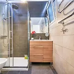 Renovated Charming Apartment, By Timecooler Апартаменти