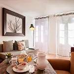 Апартаменти Renovated Charming Apartment, By Timecooler *