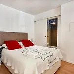 Апартаменти Renovated Charming Apartment, By Timecooler *