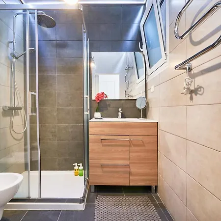 Renovated Charming Apartment, By Timecooler 公寓
