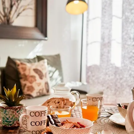 Renovated Charming Apartment, By Timecooler Апартаменти