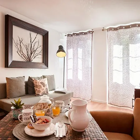 דירה Renovated Charming Apartment, By Timecooler *