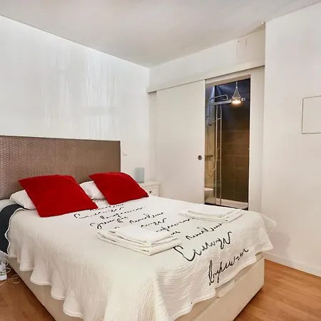 شقة Renovated Charming Apartment, By Timecooler *