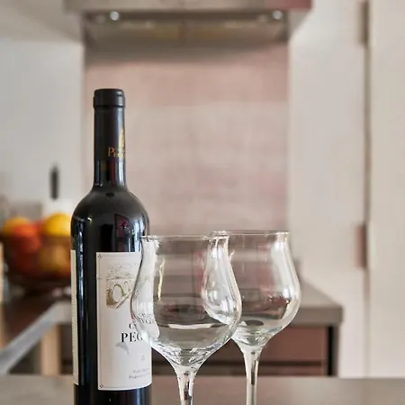 Renovated Charming Apartment, By Timecooler *